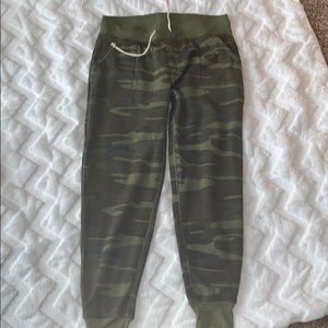 NWOT CAMO JOGGERS-xl
